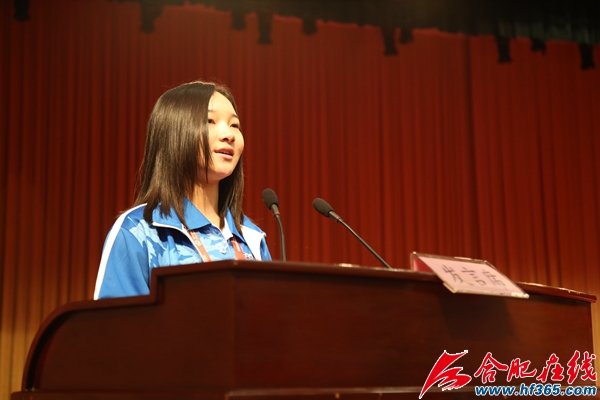 志愿者代表上臺做了表態(tài)發(fā)言