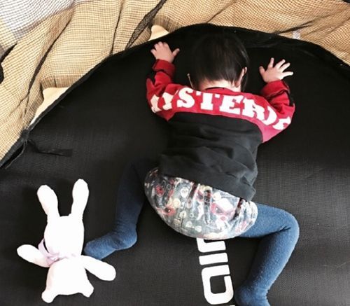 專業黑女兒一萬年的朱亞文，就連過年也要曬曬寶貝的奇葩睡姿~~這是，“誠心誠意給大家拜個年~”