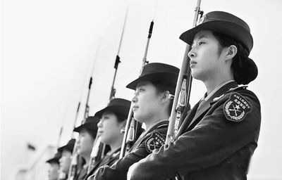 走近解放軍首批女儀仗兵：學化妝盤發洗了畫畫了洗