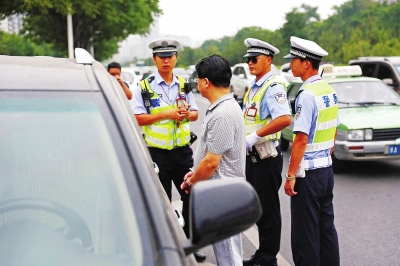 天網恢恢 鄭州交警攔停未審車輛意外抓獲一名逃犯