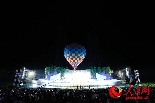 近萬游客觀看熱氣球高空跳脫表演