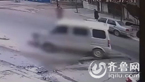 面包車直接碾著人和自行車拖行，并最終從騎車者身上碾壓過去。（視頻截圖）