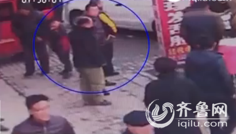 肇事司機故意再次碾壓人后，企圖逃逸，后被群眾截獲，隨后被交警帶走。（視頻截圖）