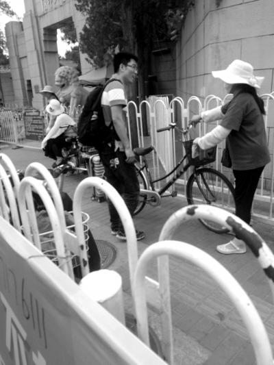 清華大學禁游人參觀 商販校門前20元租單車游園
