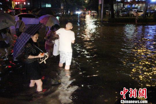 24日晚，暴雨造成西安城區(qū)多處嚴重積水�！堃怀� 攝