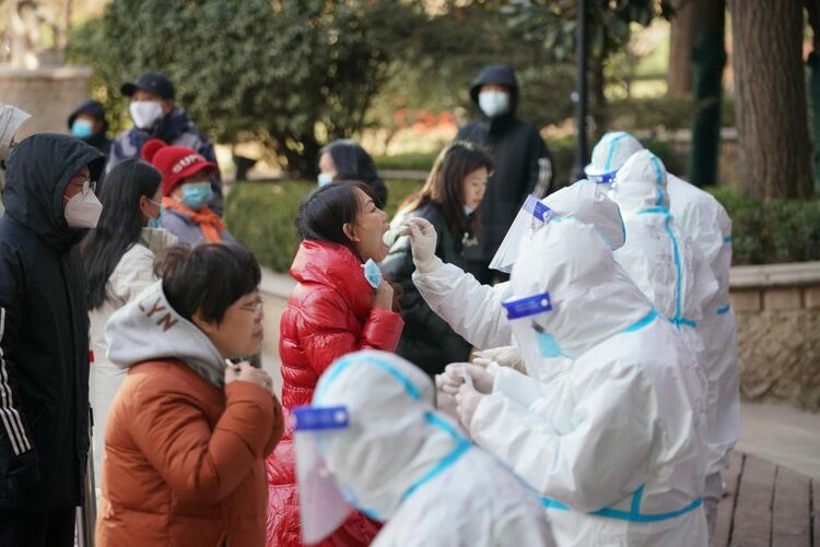 我在現場 | 在“暫停”的城市，我們與病毒賽跑