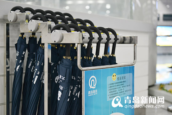 地鐵增配便民雨傘雨衣 憑證件可免費(fèi)用(圖)