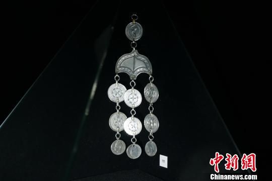 圖為展出的銀飾。 張遠 攝